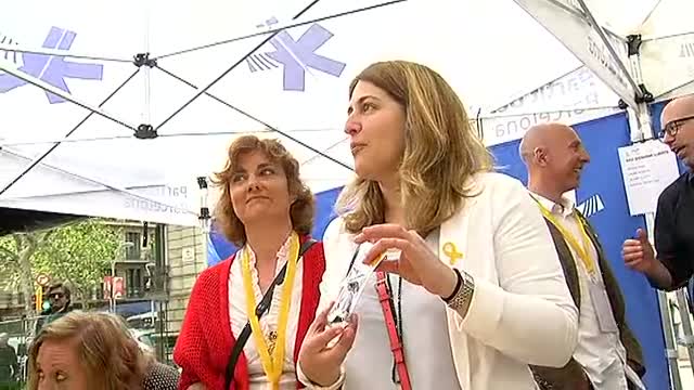 Las rosas amarillas comparten protagonismo con la tradicional rosa roja de Sant  Jordi - Público TV