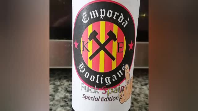 El mensaje ‘Fuck Spain’ (Que le den a España),se puede leer en una botella de cerveza que señala la consellera de Agricultura 190816AGEWEB-16AG021HQ