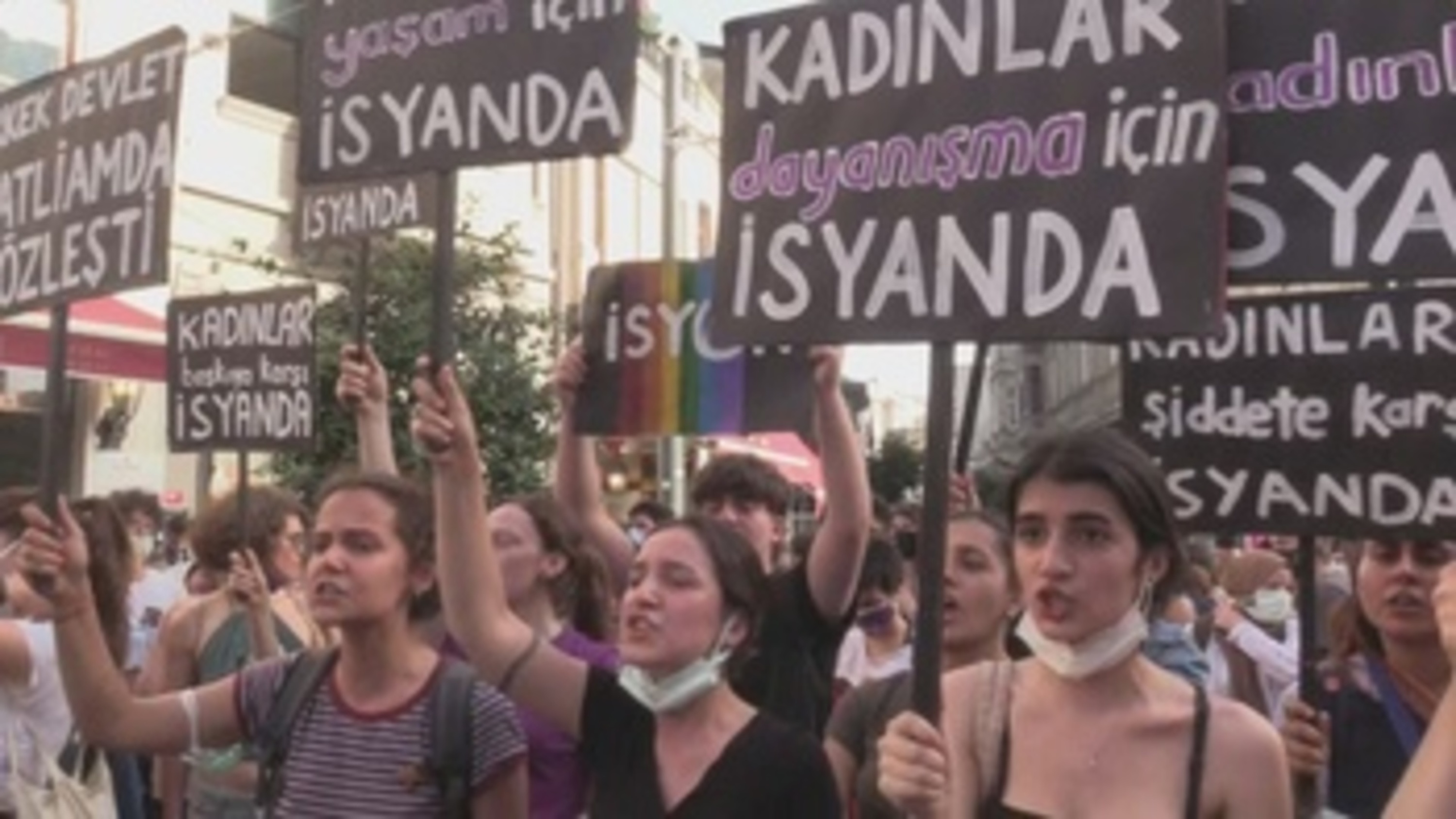 Miles De Mujeres Protestan Contra Retirada De Turqu A De Convenio De